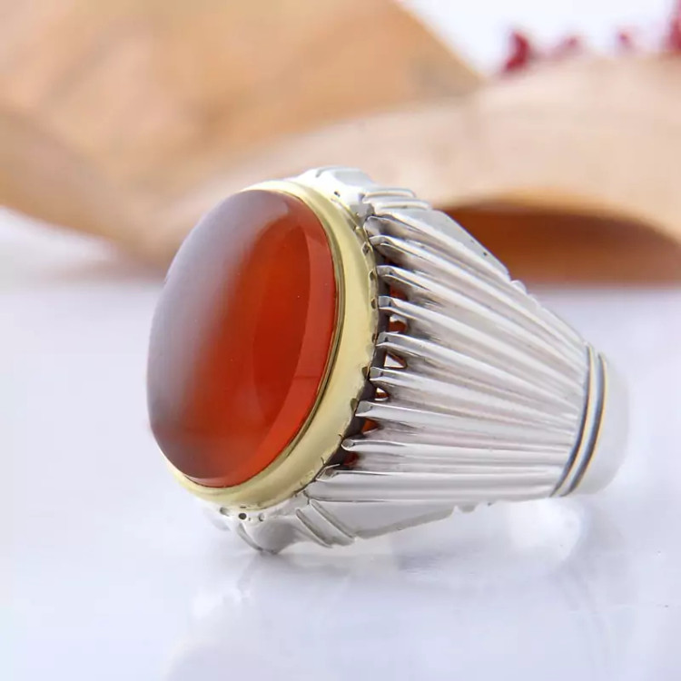 انگشتر مردانه دستساز رکاب شیاردار دور برنجی نگین عقیق یمنی