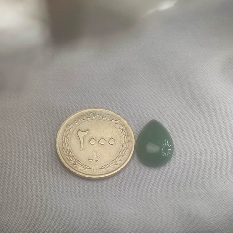 نگین جید سبز بسیار خوشرنگ با تلالو بالا تراش متقارن اشکی