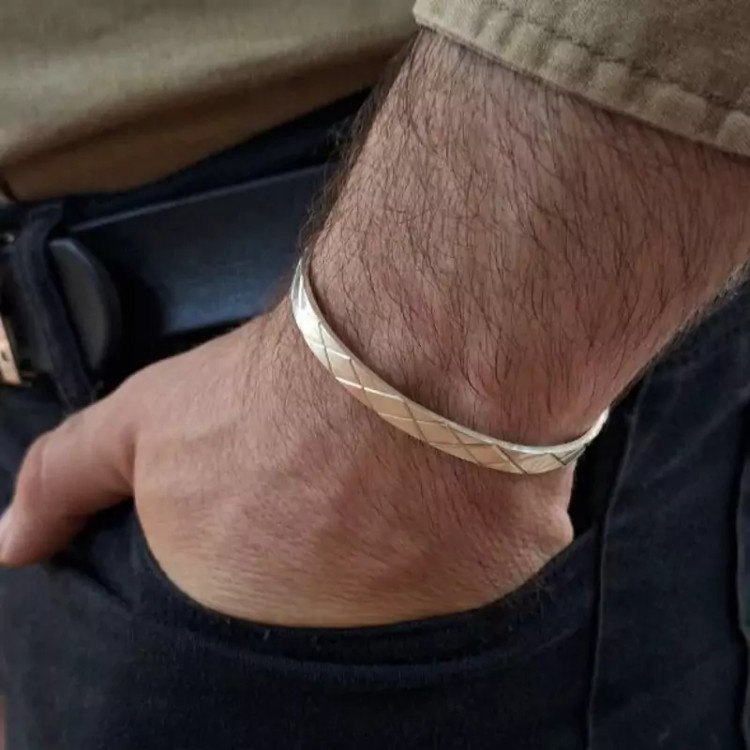 دستبند مردانه نقره طرح دار بسیار زیبا و شکیل