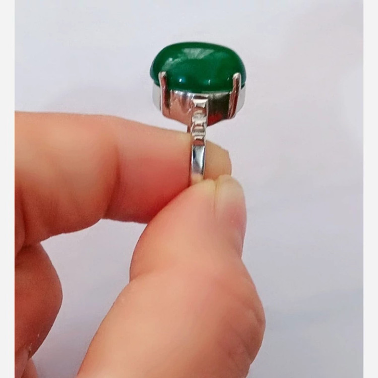 انگشتر عقیق سبز زیبا زنانه بسیار زیبا مدل رکاب ساده نگین خانه چهارچنگ