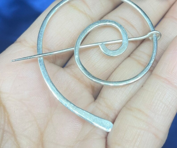 گل سینه نقره مدل حلزونی
