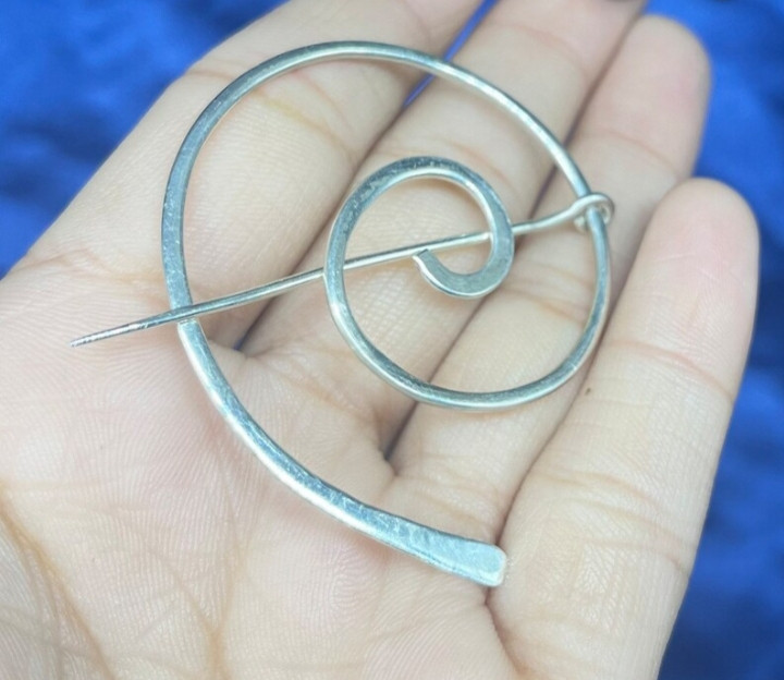 گل سینه نقره مدل حلزونی