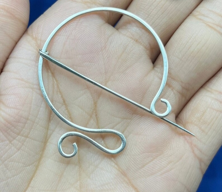 گل سینه نقره مدل نیم دایره
