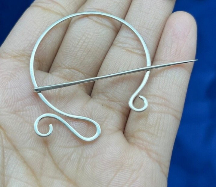 گل سینه نقره مدل نیم دایره