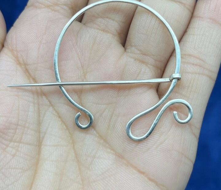 گل سینه نقره مدل نیم دایره