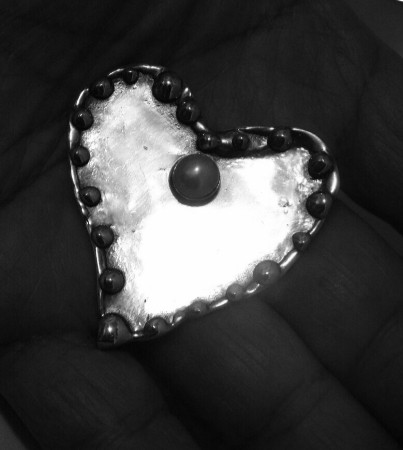 گل سینه نقره مدل قلب گوارسه دار