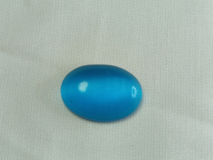 نگین چشم گربه ابی رنگ بیضی شکل