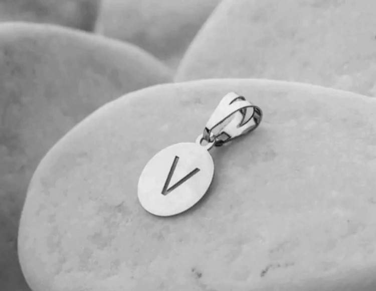 پلاک اویز نقره مدل حک شده حرف V داخل قاب دایره
