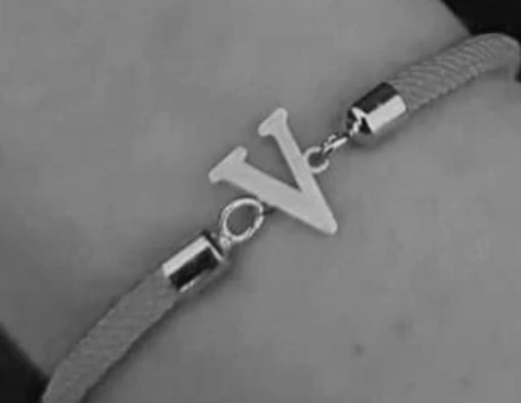دستبند نقره حرف V