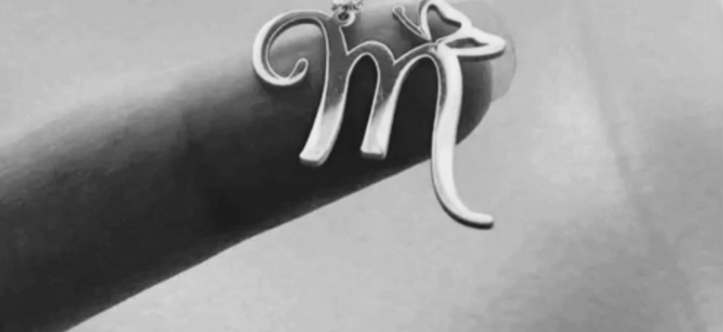 پلاک اویز نقره مدل حرف M و پروانه