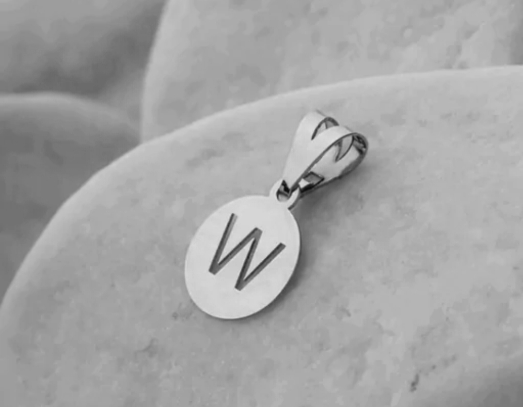 پلاک اویز نقره مدل حک شده حرف W داخل قاب دایره