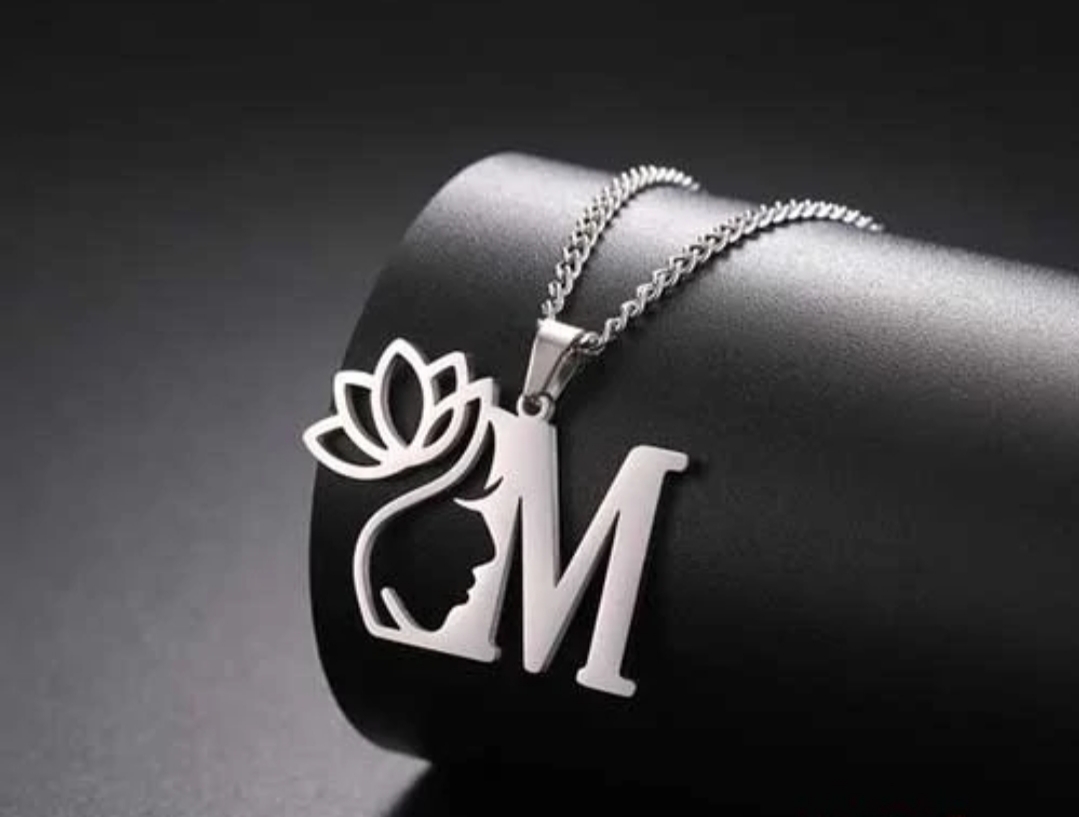 گردنبند نقره مدل حرف M زیبا