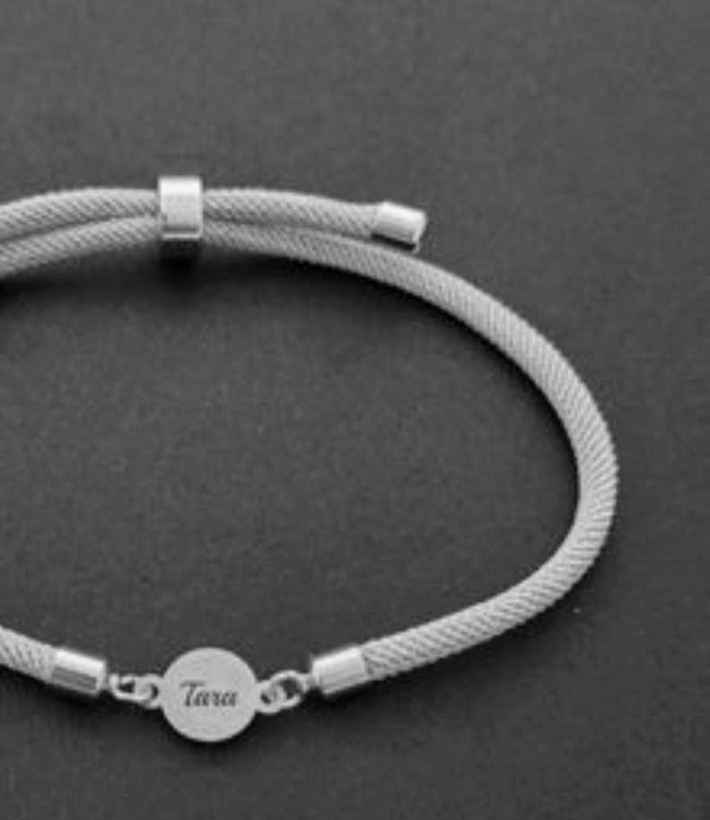 دستبند با پلاک وسط نقره مدل دایره حک شده به اسم تارا به لاتین Tara
