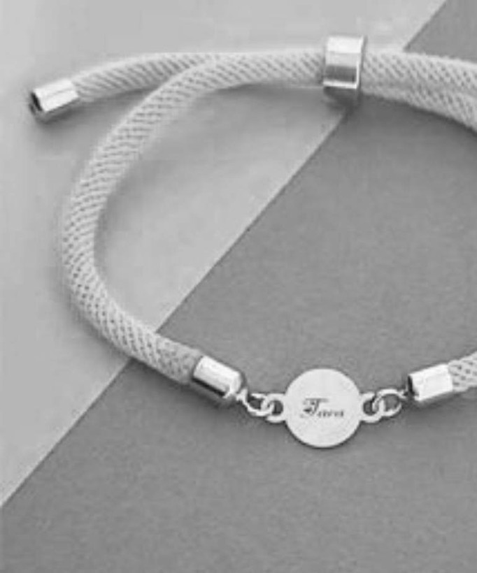 دست بند با پلاک وسط نقره مدل دایره حک شده به اسم تارا به لاتین Tara