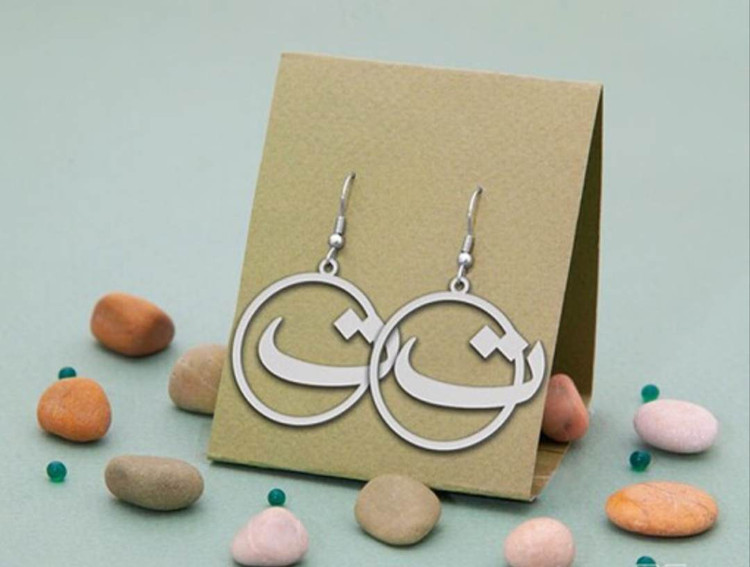 گوشواره نقره طرح حرف ت داخل دایره