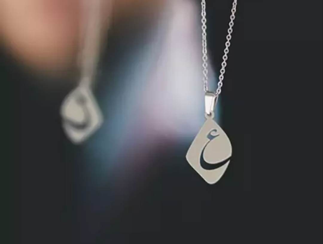 گردنبند نقره طرح حک شده حرف ع داخل کادر تقریبا لوزی شکل همراه با زنجیر نقره عیار 925