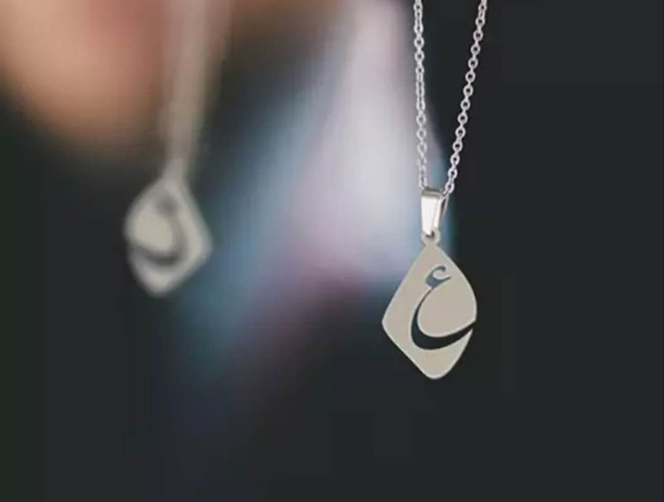 گردنبند نقره طرح حک شده حرف ع داخل کادر تقریبا لوزی شکل همراه با زنجیر نقره عیار 925