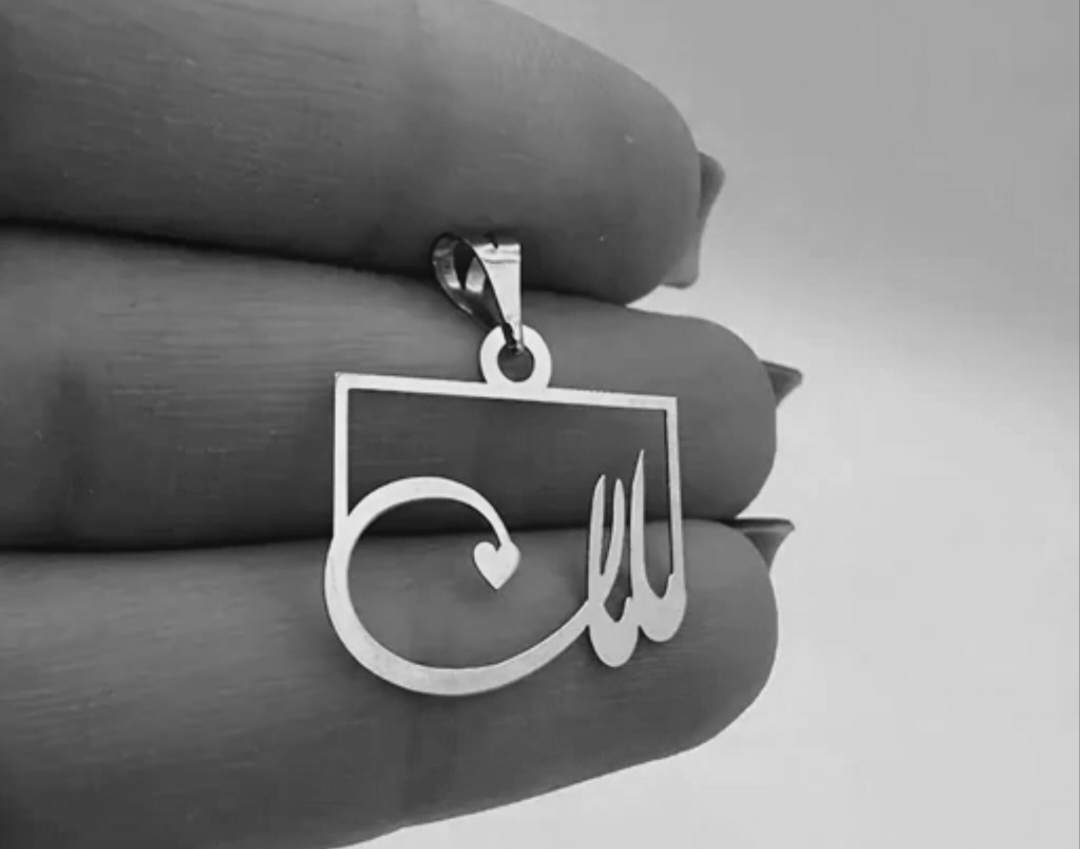 پلاک نقره مدل نوشته مامان داخل کادر نیمه مستطیل