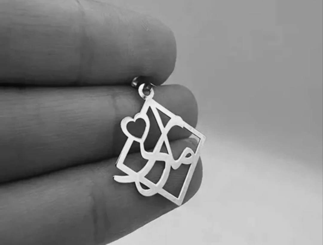 پلاک نقره مدل نوشته مادر داخل کادر لوزی