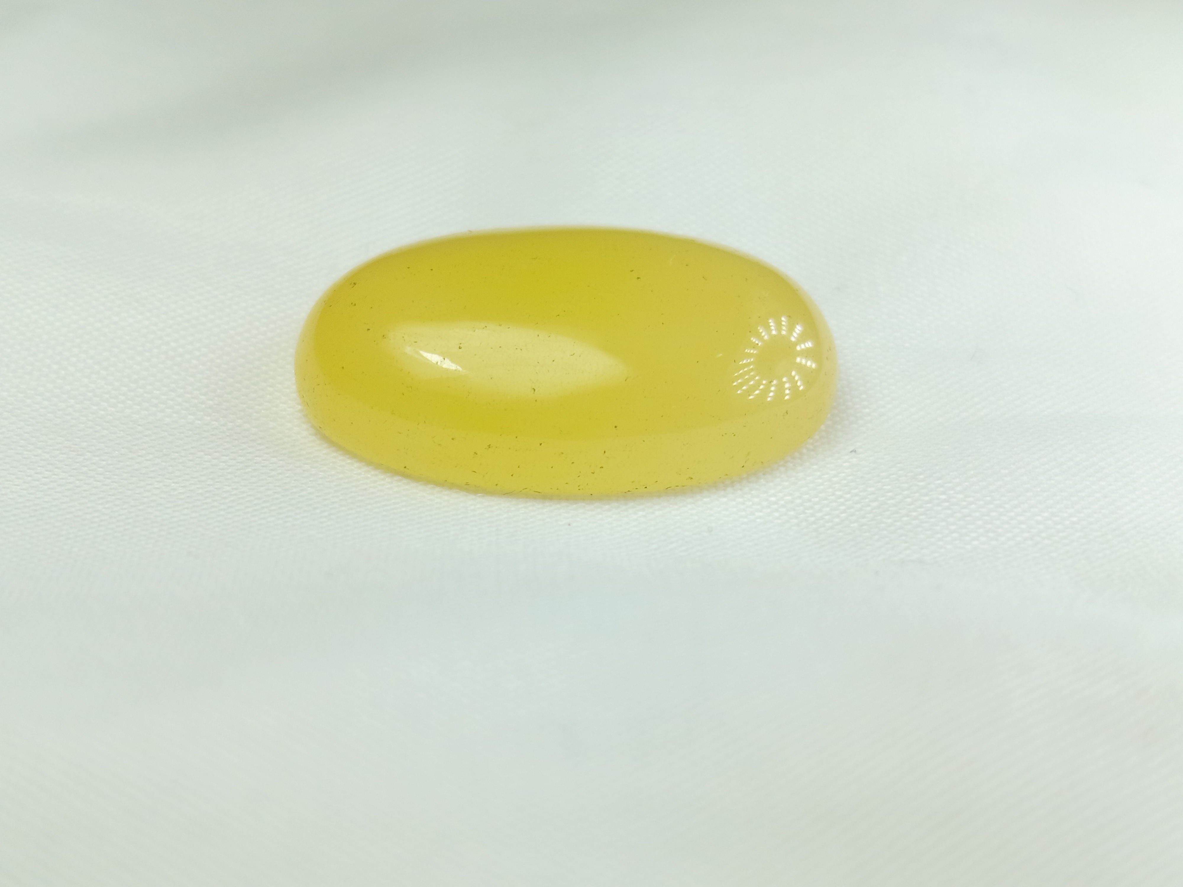 نگین جید زرد فرایندی درشت و چشمگیر