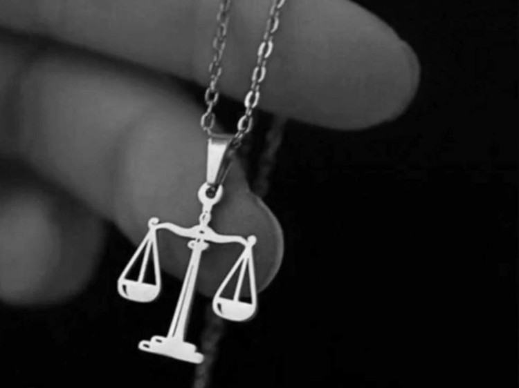 گردنبند نقره مدل ترازو دادگاه همراه با زنجیر نقره عیار 925