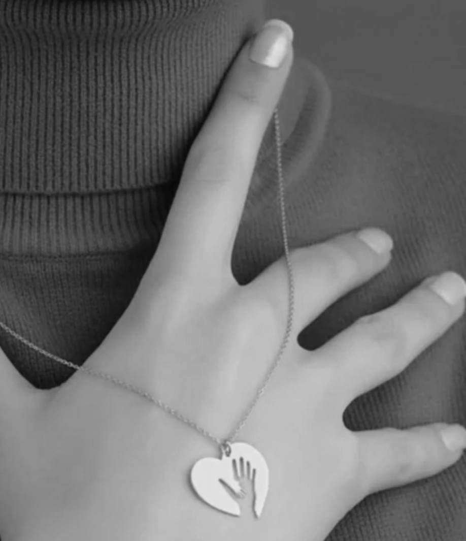گردنبند نقره مدل قلب و دست همراه با زنجیر نقره عیار 925